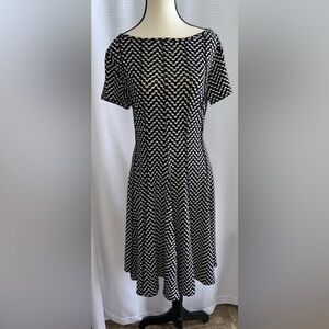 Women’s Haani stretchy black and white short sleeves midi dress size (petite) XL